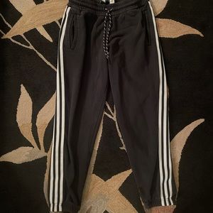 Adidas small 3/4 thick Capri sweats with pockets